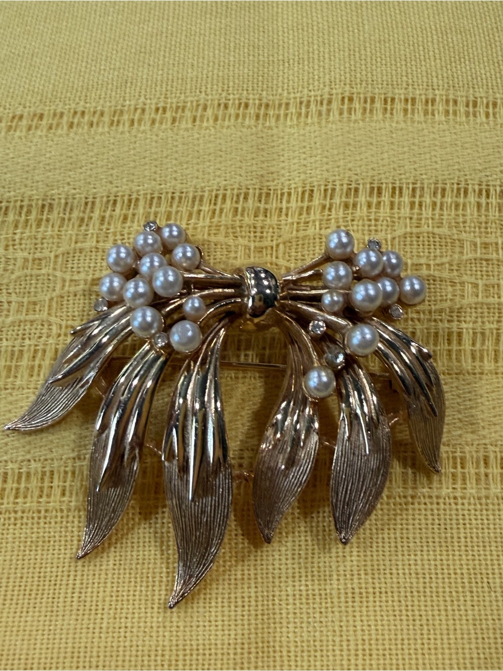 ✨ VINTAGE Signed Lisner Faux Pearl & Rhinestone Bow Brooch Pin ✨